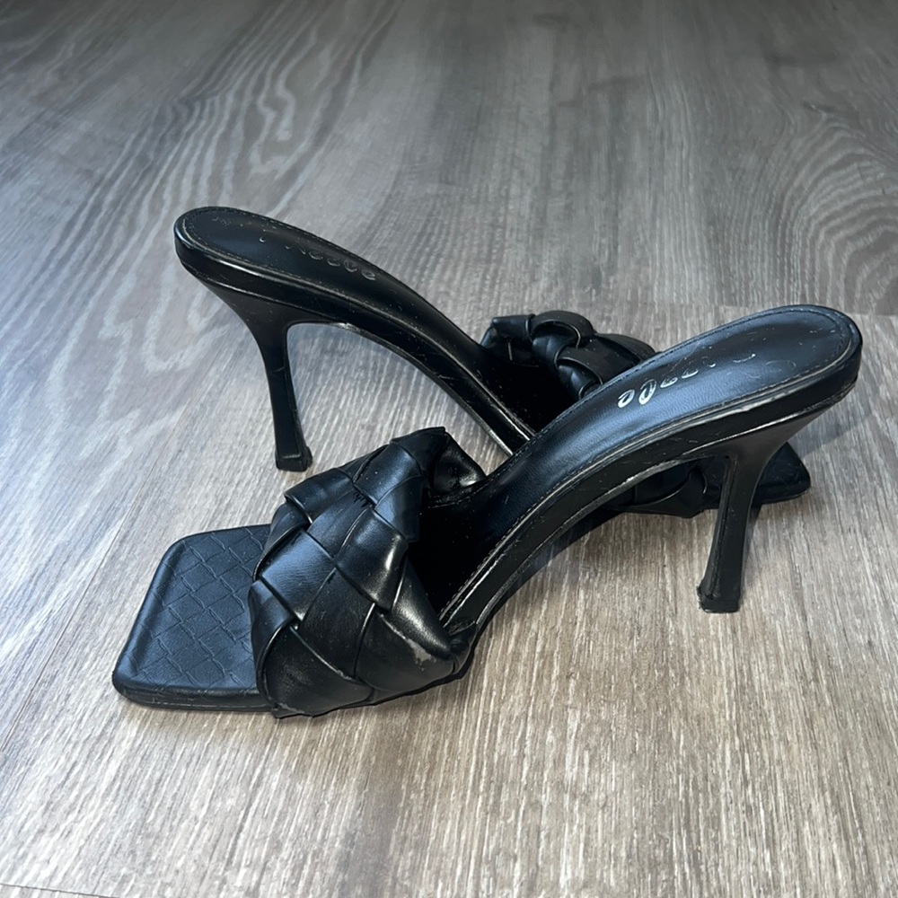 Black size 7 high heel